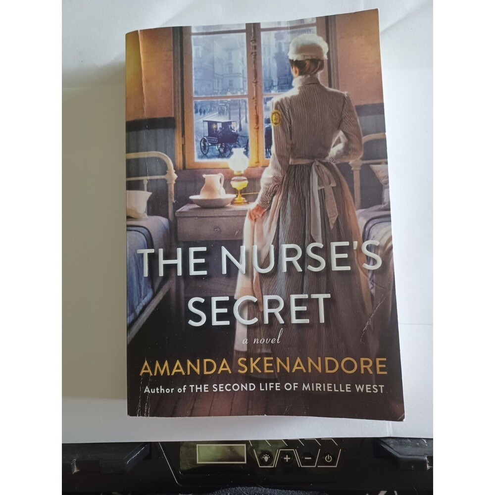 The Nurse's Secret by Amanda Skenandore (English) Paperback Book